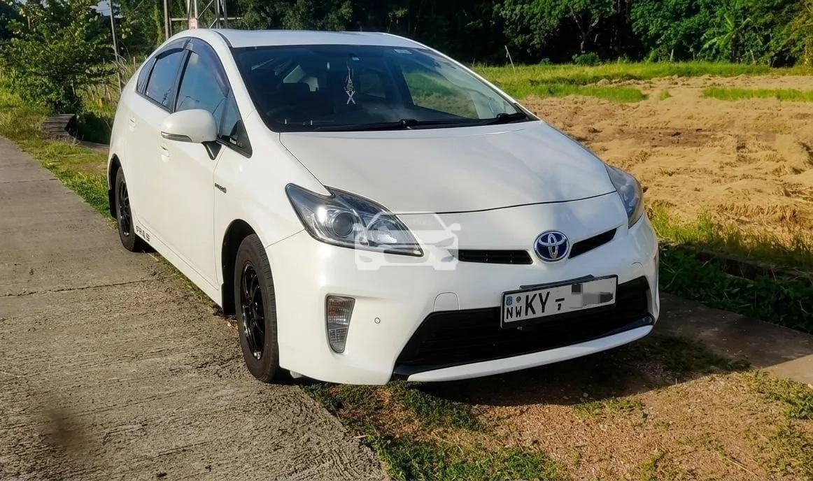 Toyota Prius / Sedan Car available with driver in Sri Lanka